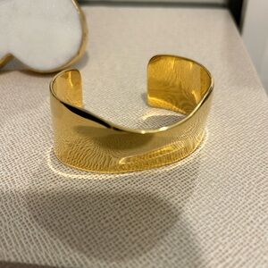 Balenciaga gold cuff 😍